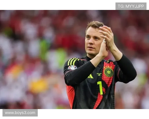 诺伊尔展现门将传奇风范，持续保持在现代足球中的竞争力与影响力