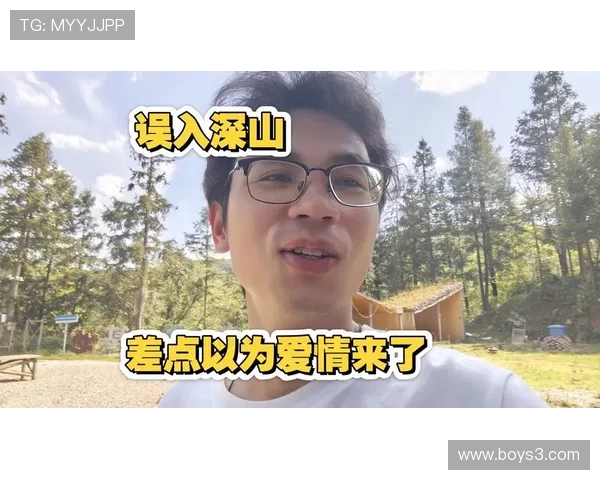 汪周雨训练间隙竟穿得比平时明星还讲究，差点以为路人偶遇秀场走秀