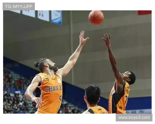 斯科拉无球跑动制造内线杀伤，改变对手防守布局